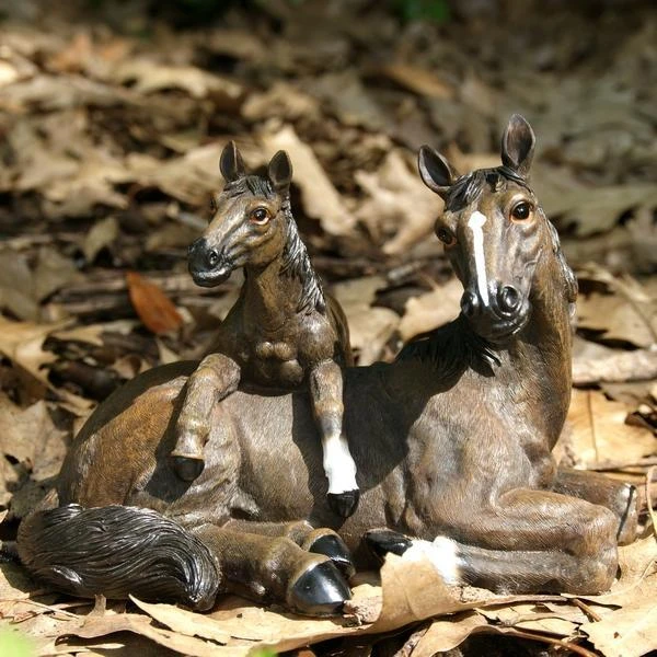 Liggend Paard Met Veulen - Levensecht