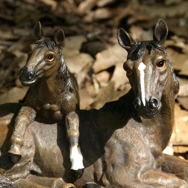 Liggend Paard Met Veulen - Levensecht - Afbeelding 2